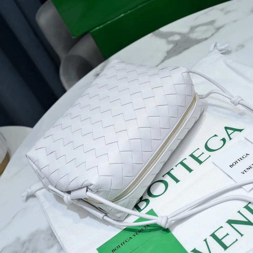 Batch 1260 B's new large Loop camera bag is here🔥Classic woven logo✅ The bag body is made of selected original sheepskin. The texture is soft and waxy. The simple square body is classic and versatile. The interior design is very practical. It has a lot of space and has an adjustable iconic leather drawstring. It can be said to be both elegant and practical. The design is very simple and elegant, with a kind of literary retro style. Size 22x15x8, model: 6684#
